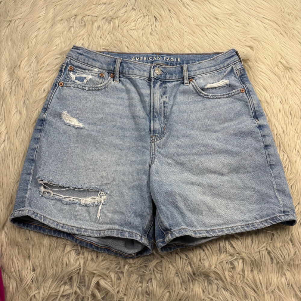 American Eagle Women's 8 Light Wash Distressed Relaxed Shorts Baggy Cool Girl
